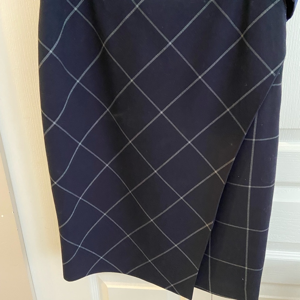 Cute navy pencil skirt with soft stripe in light grey
